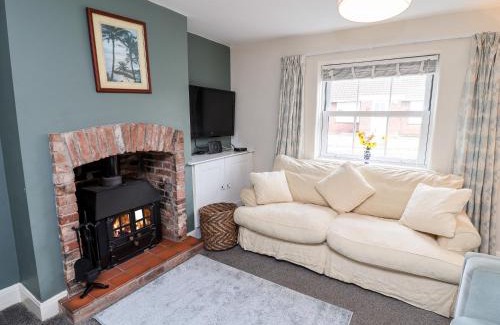 Clumber Park House | Elegant Tivoli: Family & Pet-Friendly 4-Star Retreat