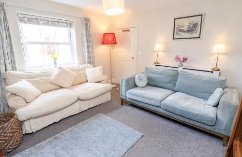 Clumber Park House | Elegant Tivoli: Family & Pet-Friendly 4-Star Retreat