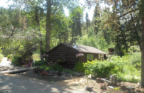 Jefferson County Cabin | Idyllic Tizer Botanic Gardens Cabin near Yellowstone & Glacier