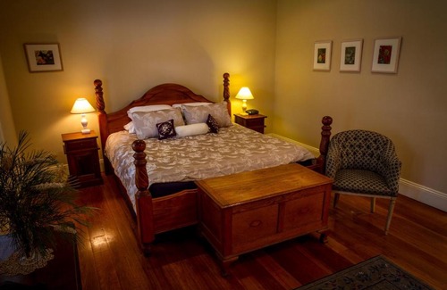 Ebenezer Bed & Breakfast | Elegant Tizzana Winery Bed and Breakfast with Gourmet Breakfast