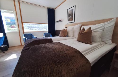 Evenskjer Hotel | Pet-Friendly Tjeldsundbrua Hotel with Oceanfront Dining