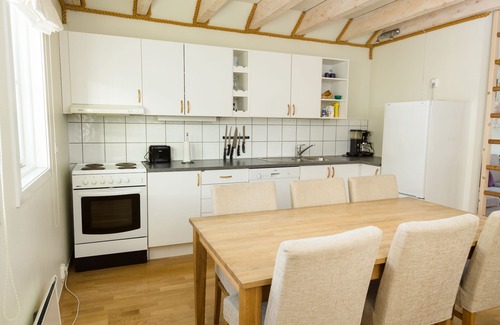 Evenskjer Cabin | Oceanfront Retreat at Tjeldsundbrua Maritime with Breakfast