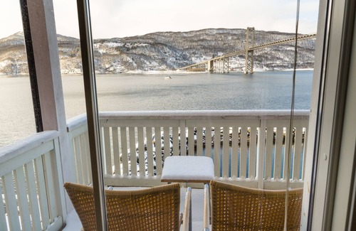 Evenskjer Cabin | Oceanfront Retreat at Tjeldsundbrua Maritime with Breakfast