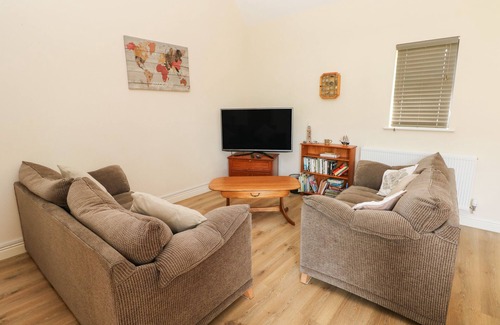 Haverfordwest Cottage | Cozy Tlws Bach: Family-Friendly Stay with Breakfast Included