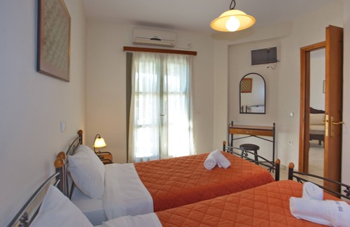 Skiros House | Oceanfront Escape at To Pithari with Breakfast Included