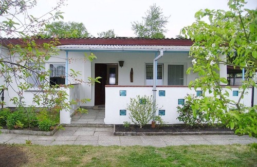 Lubmin House | Cozy Beachside Residence with Kitchen and Breakfast Options