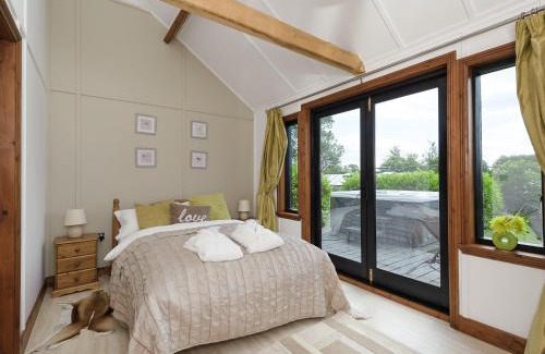 Earls Colne House | Toad Hall Cottage: Family-Friendly Retreat with Hot Tub