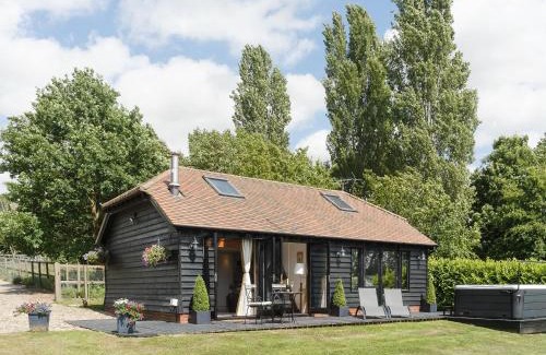 Earls Colne House | Toad Hall Cottage: Family-Friendly Retreat with Hot Tub
