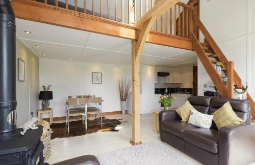 Earls Colne House | Toad Hall Cottage: Family-Friendly Retreat with Hot Tub