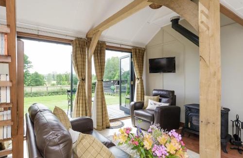 Earls Colne House | Toad Hall Cottage: Family-Friendly Retreat with Hot Tub