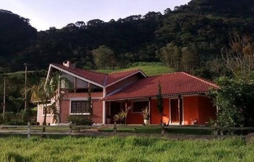 Sao Bento do Sapucai House | Pet-Friendly Retreat at Toca - Bairro Serrano, 4-Star Stay