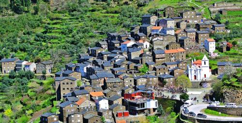 Pardieiros House | Family-Friendly Stay at Toca da Sede with Breakfast Included