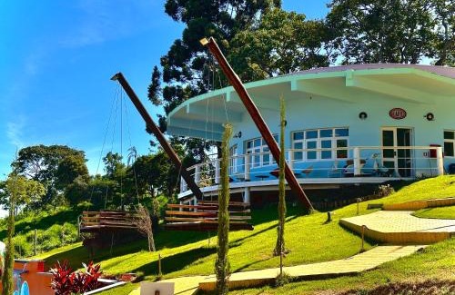 Bueno Brandao Bed & Breakfast | Discover Toca do Hobbit - Vila Mágica with Pool & Hot Tub
