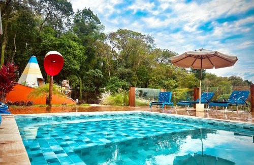 Bueno Brandao Bed & Breakfast | Discover Toca do Hobbit - Vila Mágica with Pool & Hot Tub