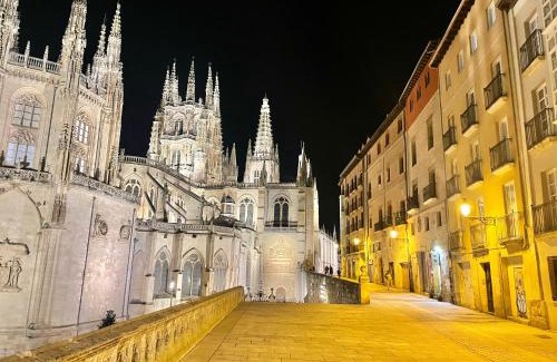 Burgos Apartment | Elegant Stay at Tocando la Catedral, 4-Star Family Retreat