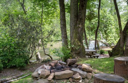 Blue Ridge House | Relaxing Retreat at Toccoa Hideaway with Hot Tub Access