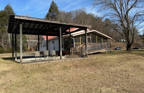 Williamstown House | Welcoming Toccoa River House: Perfect for Families