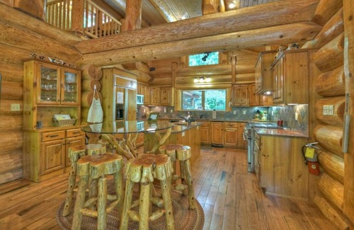 Blue Ridge Cabin | Riverfront Log Cabin Stay in Aska Adventure Area