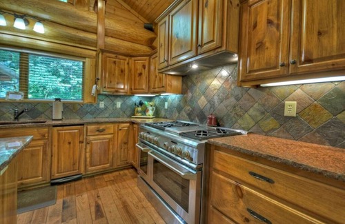 Blue Ridge Cabin | Riverfront Log Cabin Stay in Aska Adventure Area