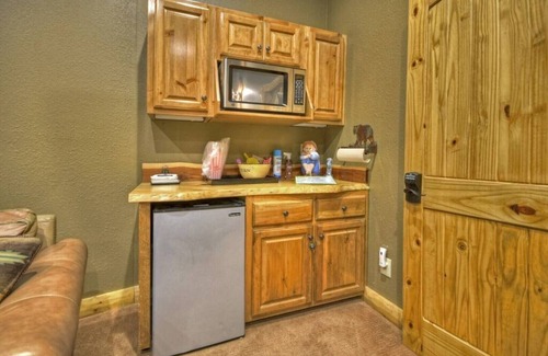 Blue Ridge Cabin | Riverfront Log Cabin Stay in Aska Adventure Area