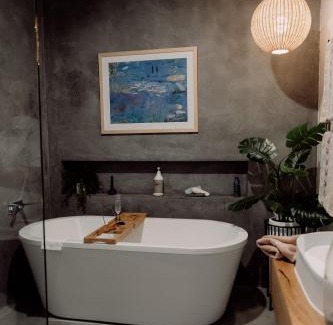 Tocumwal Bed & Breakfast | Unforgettable Stays at Tocumwal Chocolate School with Pool
