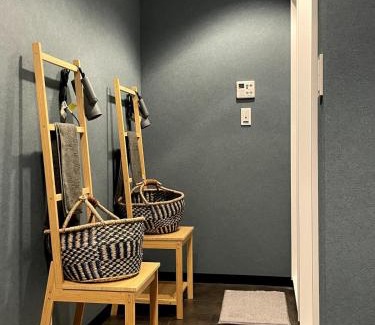 Hadano Apartment | Tokyo Gallery Stay 駅1分で貸切 8人OKのアーティスト制作のベッド 桜を見下ろせる部屋 商店街で賑やか