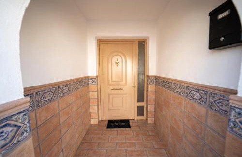 Bargas Apartment | Enchanting Toledo A Tiro - Family-Friendly Retreat Awaits