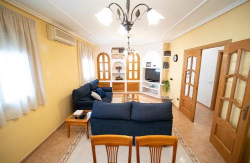 Bargas Apartment | Enchanting Toledo A Tiro - Family-Friendly Retreat Awaits