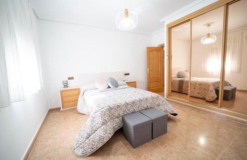 Bargas Apartment | Enchanting Toledo A Tiro - Family-Friendly Retreat Awaits
