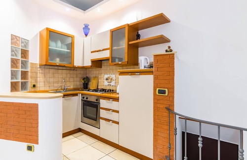 Vittorio Emanuele Apartment | Cozy Tolentino Studio Flat with Kitchen in Naples