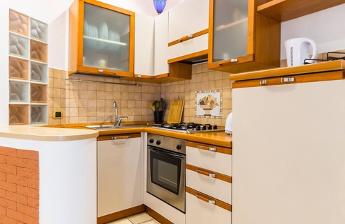 Vittorio Emanuele Apartment | Cozy Tolentino Studio Flat with Kitchen in Naples