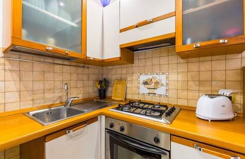 Vittorio Emanuele Apartment | Cozy Tolentino Studio Flat with Kitchen in Naples