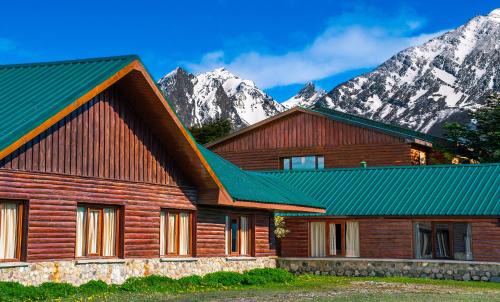 Province of Tierra del Fuego Hotel | Welcoming Tolkeyen Ushuaia Hotel with Breakfast & Family Fun