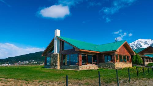Province of Tierra del Fuego Hotel | Welcoming Tolkeyen Ushuaia Hotel with Breakfast & Family Fun
