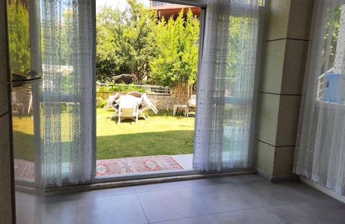 Kadıkalesi Mh. Apartment | Idyllic Garden Apartment by the Sea with Family-Friendly Amenities