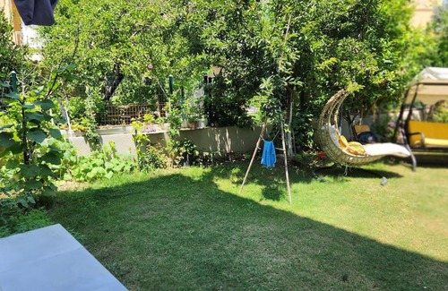 Kadıkalesi Mh. Apartment | Idyllic Garden Apartment by the Sea with Family-Friendly Amenities