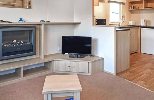York House | Cozy Caravan with Lake View and Family-Friendly Amenities