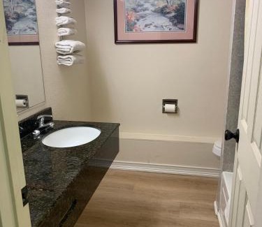 South Beloit Hotel | Budget-Friendly Stay at Tollway Inn Beloit for Families