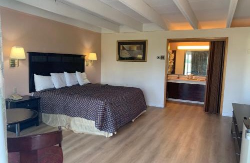 South Beloit Hotel | Budget-Friendly Stay at Tollway Inn Beloit for Families