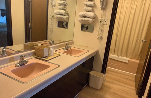 South Beloit Hotel | Budget-Friendly Tollway Inn of Beloit with Family Amenities