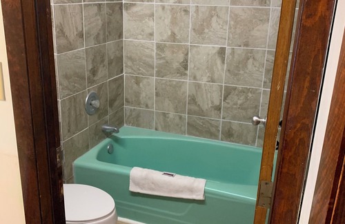South Beloit Hotel | Budget-Friendly Tollway Inn of Beloit with Family Amenities