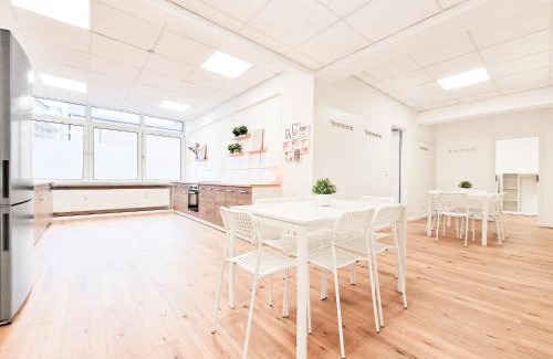 Stadtmitte Apartment | RAJ Living Apartments: 5 Rooms Near Messe DUS, Rated 9.6