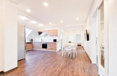 Stadtmitte Apartment | RAJ Living Apartments: 5 Rooms Near Messe DUS, Rated 9.6