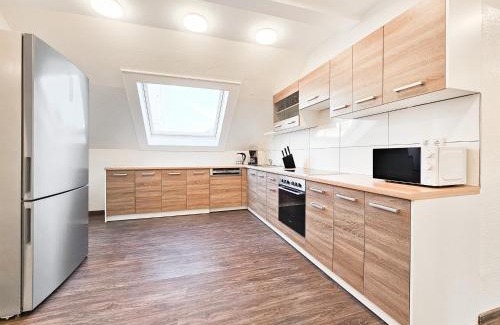 Stadtmitte Apartment | RAJ Living Apartments: 5 Rooms Near Messe DUS, Rated 9.6
