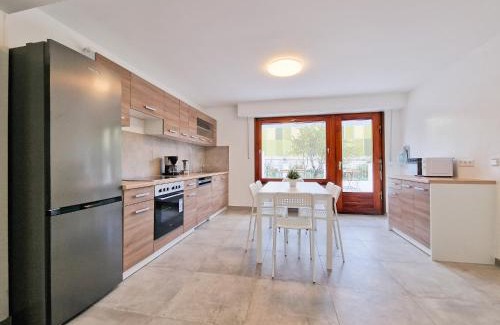 Neuenkamp Apartment | RAJ Living: 4-Star Retreat with Terrace Near Messe DUS