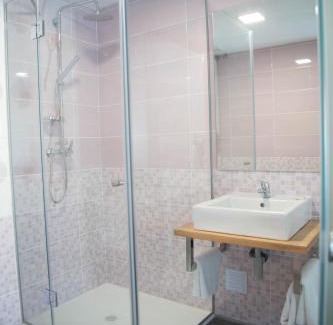 Canhoso House | Welcoming Tomás Guest House with Pool & Family Amenities
