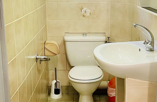 Forges-les-Bains Apartment | Welcoming Stay at Tom: Pet-Friendly & Family-Oriented