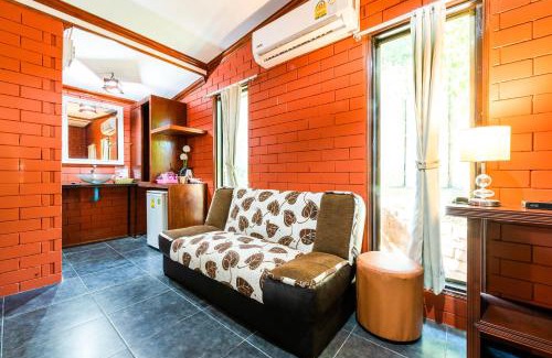 Rayong Hotel | Beachfront Bliss at Tom Pizza Resort with Ocean Views
