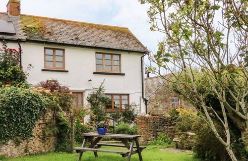 Watermouth Cottage | Cozy Tom's House: Oceanfront Holiday Cottage with Garden