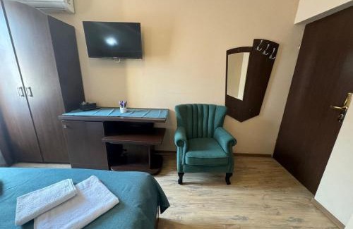 Baile Felix House | Discover TOMIS Pensiune: Family-Friendly Retreat with Pool